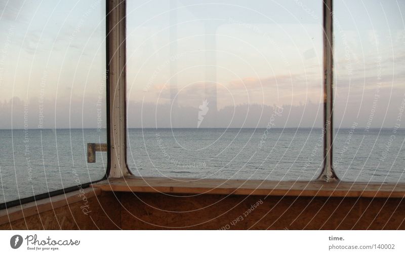 Fernweh hinter Glas Strand Meer Wasser Himmel Wolken Horizont Küste Ostsee Holz Sehnsucht Heimweh Einsamkeit Griff streben Verstrebung Befestigung verfallen