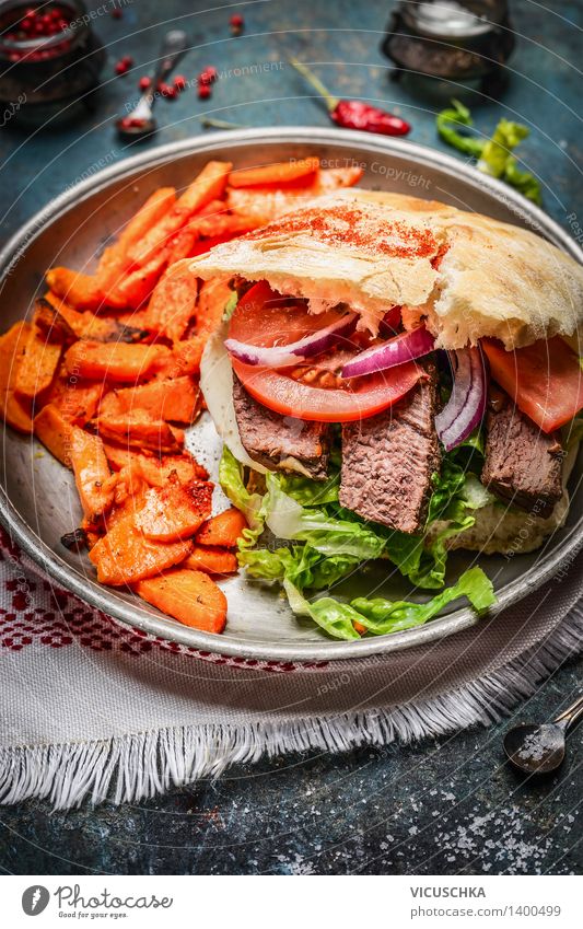 Sandwich mit gebratenem Fleisch , Gemüse und Süßkartoffeln Lebensmittel Salat Salatbeilage Brot Ernährung Mittagessen Festessen Fastfood Teller Tisch Küche