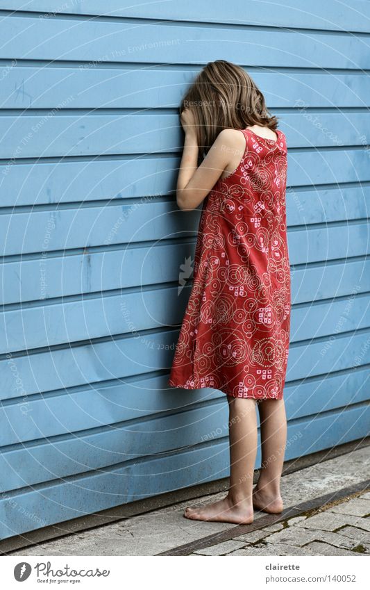 dreh dich nicht um Farbfoto mehrfarbig Außenaufnahme Tag Ganzkörperaufnahme Wegsehen Spielen Sommer Kind Mädchen Kleid weinen rot Gefühle Traurigkeit Einsamkeit