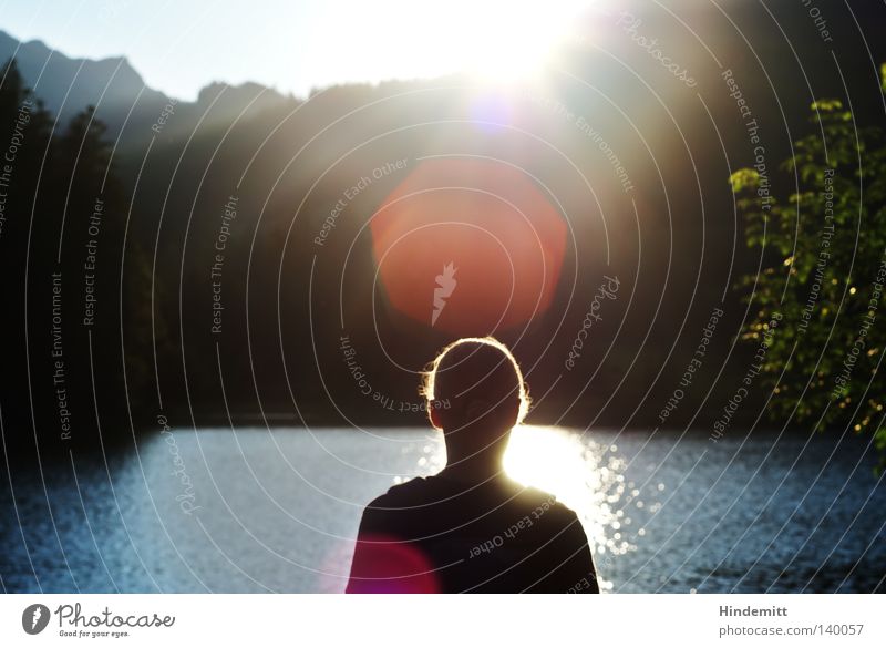 Gegen Licht Frau Haare & Frisuren Sonne Himmel Berge u. Gebirge Baum Sträucher Lichtfleck Reflexion & Spiegelung Denken Wasser See Oberbayern Bayern Beleuchtung