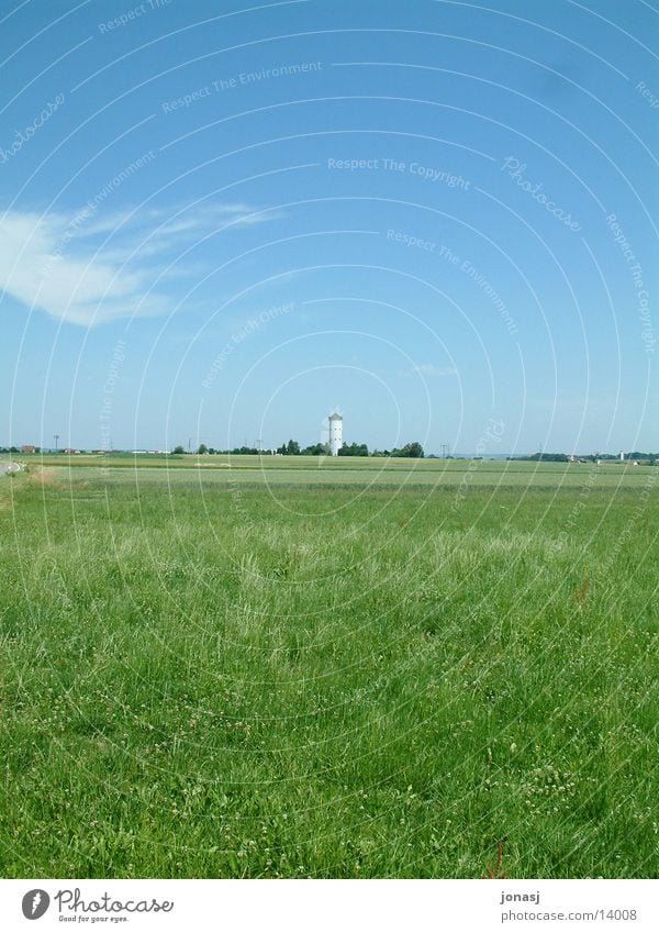 Der Wasserturm Zisterne Wiese Strukturen & Formen Dorf grün Horizont Turm Himmel Landschaft Amerika Ferne blau Aussicht