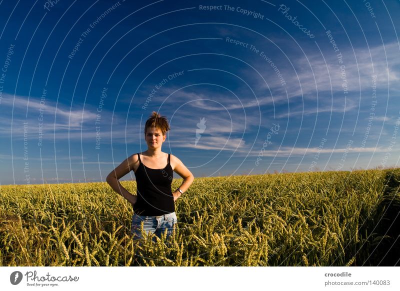 lonesome lady Frau Haare & Frisuren schwarz Feld Natur Weizen Wolken blau Pol- Filter Arme Brust Hose Jeanshose Horizont Panorama (Aussicht) schön Himmel groß