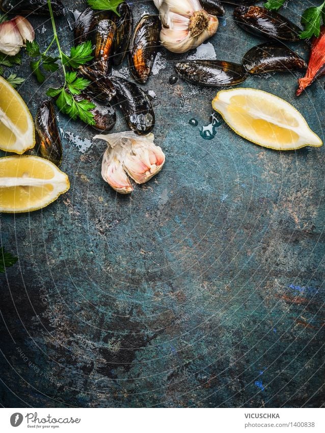 Miesmuscheln mit Zitrone und Zutaten fürs Kochen Lebensmittel Meeresfrüchte Kräuter & Gewürze Ernährung Mittagessen Abendessen Büffet Brunch Festessen