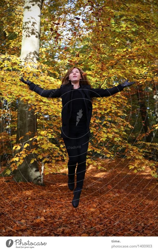 . feminin 1 Mensch Umwelt Natur Landschaft Herbst Schönes Wetter Blume Wald rothaarig langhaarig Erholung Sport springen Tanzen toben Freude Lebensfreude