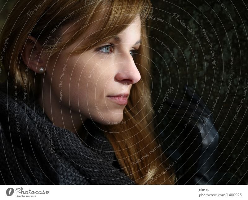 Vici feminin 1 Mensch Wald Mantel Ohrringe Schal Handschuhe rothaarig langhaarig beobachten Denken Blick warten schön Vertrauen Sicherheit Wachsamkeit