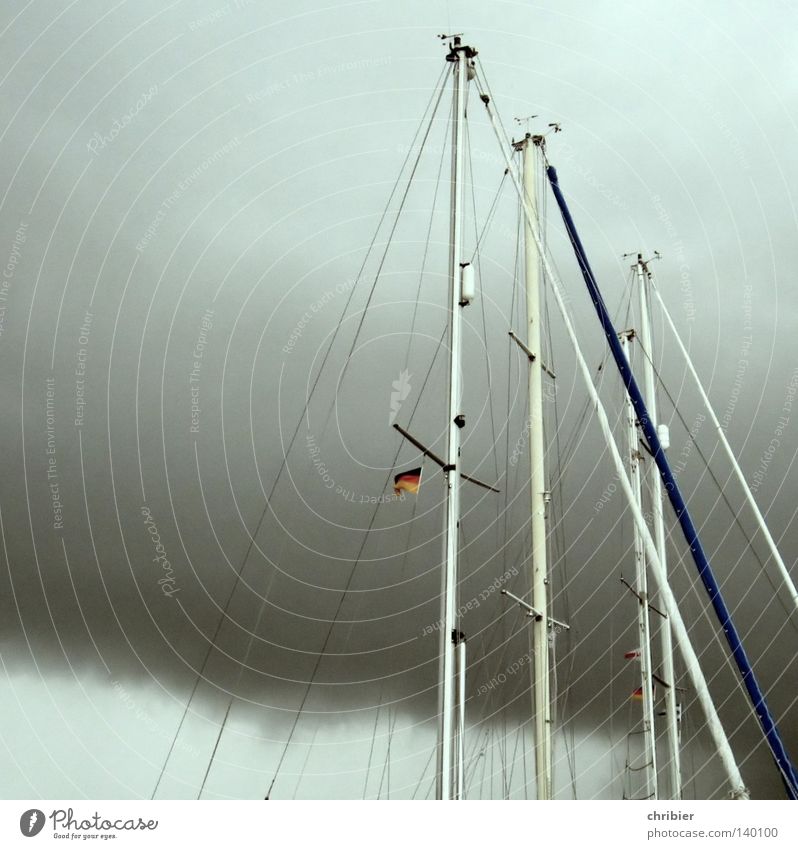 Wettermasten Segel Segelboot Mast Fahnenmast Seil Wanten Segeln Wolken Unwetter Wasserfahrzeug Steg Hafen Sturm Bundesadler Deutsche Flagge Regen Sport Spielen