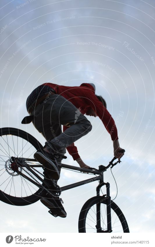 ein.tauchen. Mountainbike Sport Fahrrad Spielen BMX bunnyhop sportlich 2rad Himmel