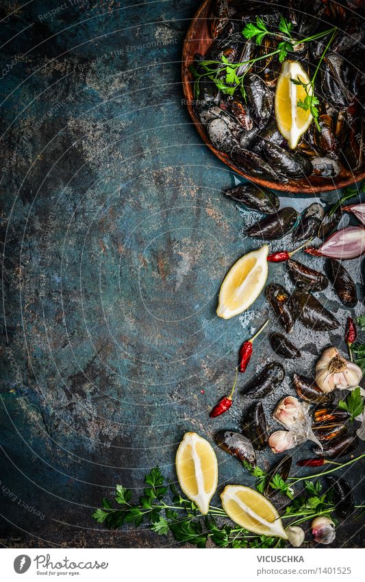 Frische Miesmuscheln mit Zitrone und Zutaten Lebensmittel Meeresfrüchte Kräuter & Gewürze Ernährung Abendessen Festessen Teller Gesunde Ernährung Tisch Küche