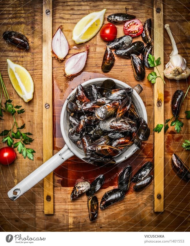 Frische Miesmuscheln in altem Sieb mit Zutaten Lebensmittel Meeresfrüchte Kräuter & Gewürze Ernährung Mittagessen Abendessen Büffet Brunch Festessen Bioprodukte