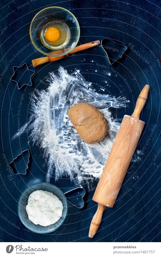 Vorbereitung des Teigs für Weihnachtsplätzchen Tisch Küche machen geschnitten Teppichmesser Ei Mehl Lebkuchen gebastelt Nudelholz Farbfoto Menschenleer