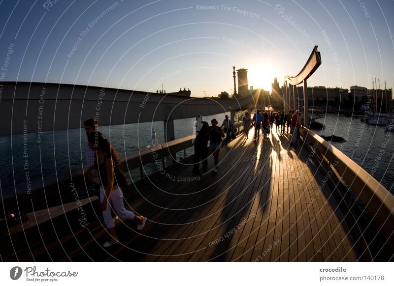 Barcelona I Brücke Meschen Hafen Spanien Säule Schatten Sonne Gegenlicht gehen Leben Holz Holzbrett Wasser Meer Haus Hochhaus Frau Mann Himmel Sommer