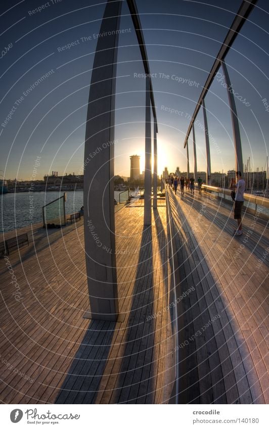 Barcelona II Brücke Meschen Hafen Spanien Säule Schatten Sonne Stern Gegenlicht gehen Leben Holz Holzbrett Wasser Meer Haus Hochhaus Mann Himmel HDR schön