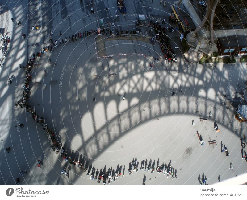 Warteschlange vor dem Eiffelturm in Paris Mensch Menschenmenge Turm Sehenswürdigkeit Wahrzeichen Tour d'Eiffel warten historisch Anzahl & Menge Gelände Ungeduld