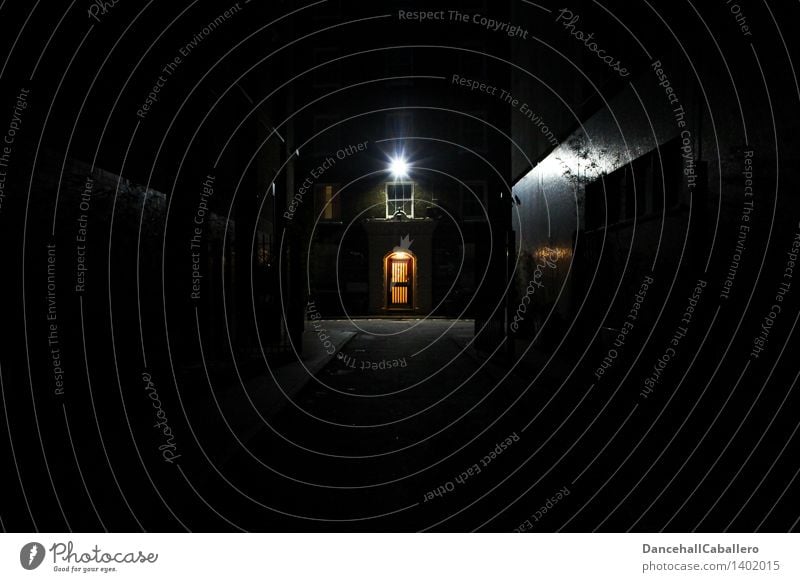 dunkle Gasse Stadt Stadtzentrum Haus Einfamilienhaus Mauer Wand Eingangstür Tür Straße dunkel gruselig schwarz Angst gefährlich Gesundheitswesen Kontrolle