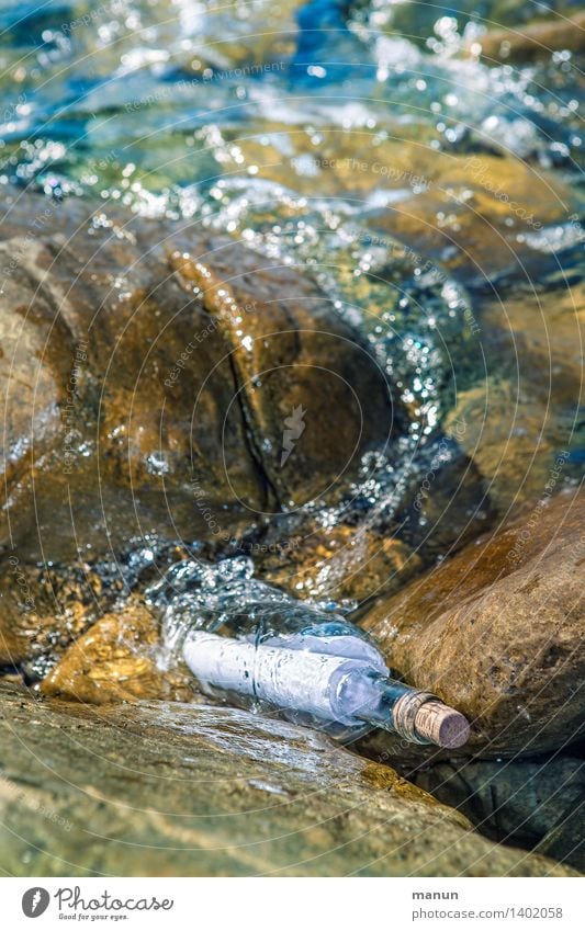 Spülwasser Natur Wasser Felsen Küste Bucht Meer Flaschenpost Post Brief Zettel Verpackung Glas Zeichen Kommunizieren Information Farbfoto Außenaufnahme