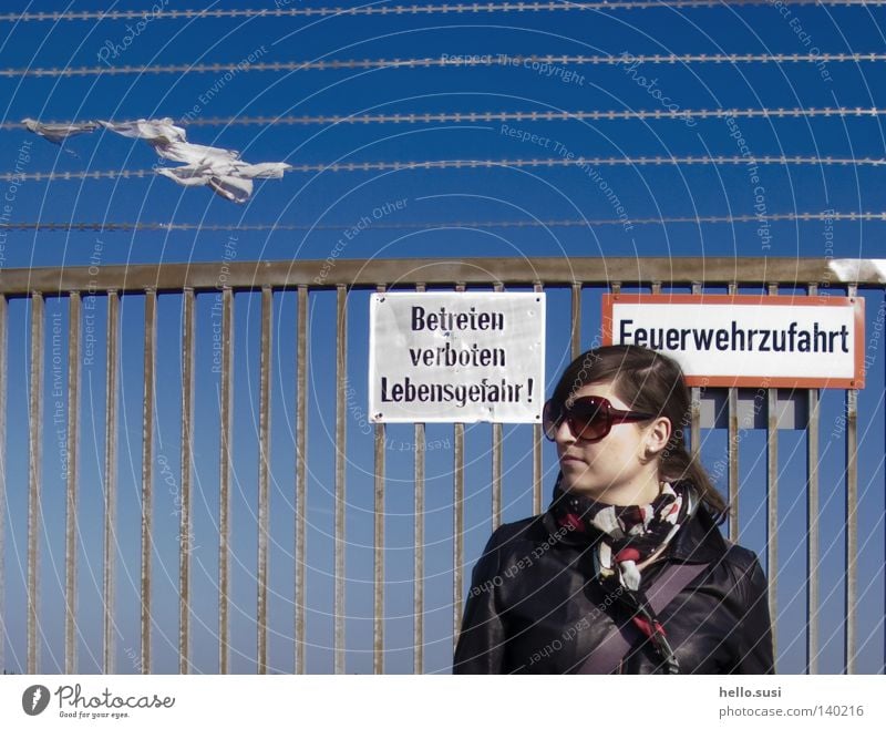 danger zone Frau gefährlich Lebensgefahr Brille Sonnenbrille Zaun Barriere Wächter Stacheldraht Grenze Stoff woman bedrohlich pretty girl verführerisch