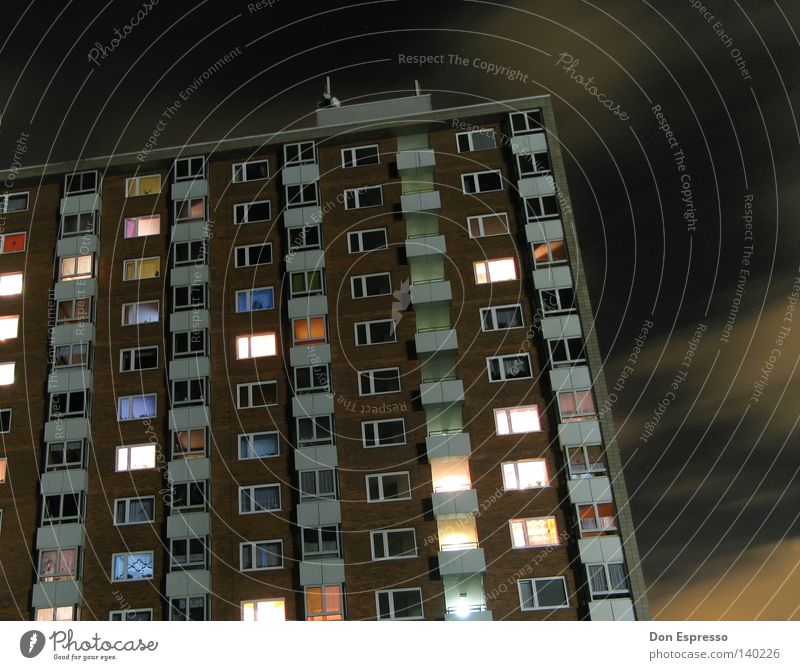 Noch wach? Hochhaus Ghetto Wohnsiedlung Balkon grau Einsamkeit trist Ödland dunkel Nacht Abend Plattenbau Stadtteil Kiez Arbeitslosigkeit Sozialgesetz Licht