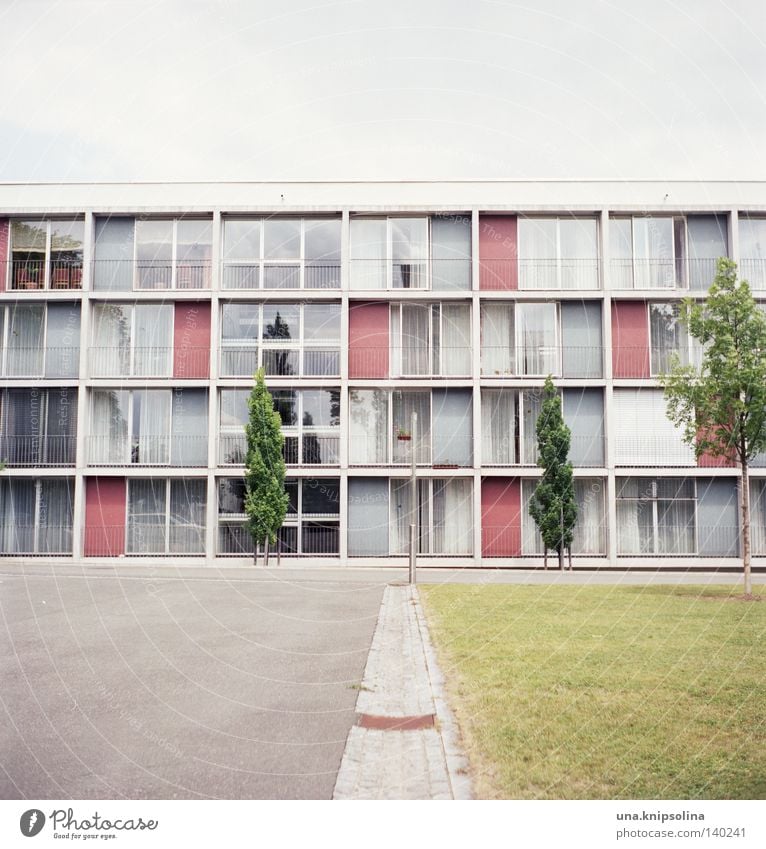 .heim Leben Häusliches Leben Studium Stadt Architektur Balkon Fenster alt modern grün analog Quadrat Mittelformat Asphalt Freiraum Wohnheim Seniorenheim