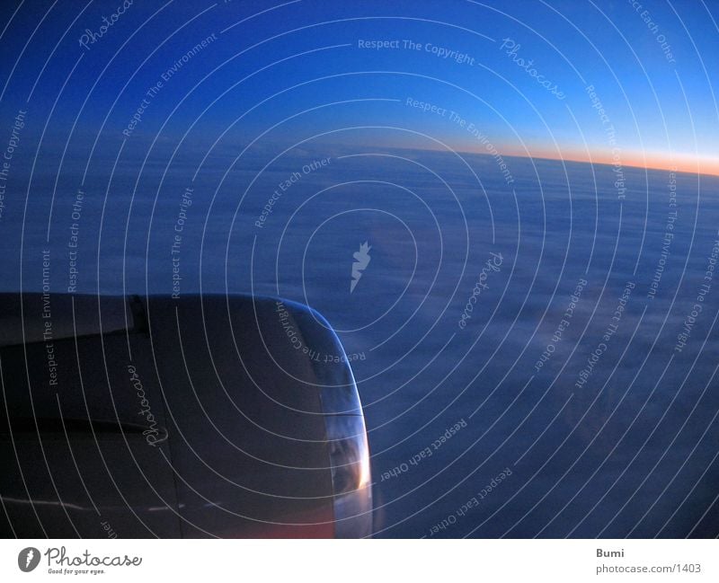 Über den Wolken Flugzeug Triebwerke Luft Sonnenaufgang Luftverkehr Himmel