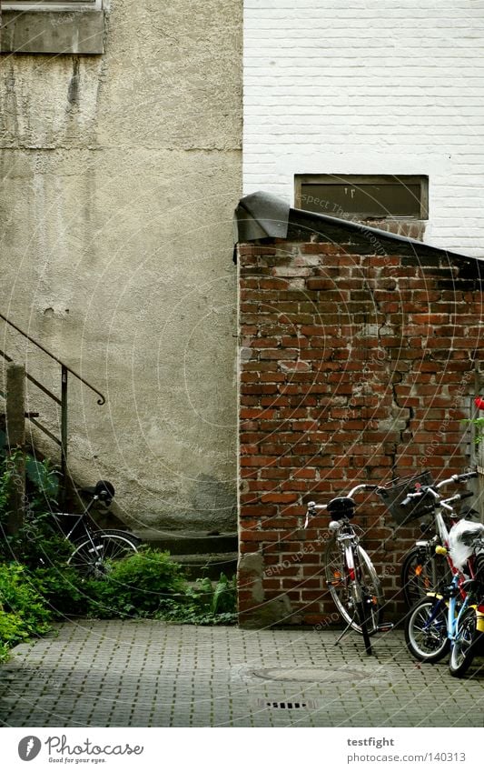 random rules Fahrrad Häusliches Leben Hinterhof Architektur Stadt alt Treppe Verkehrswege