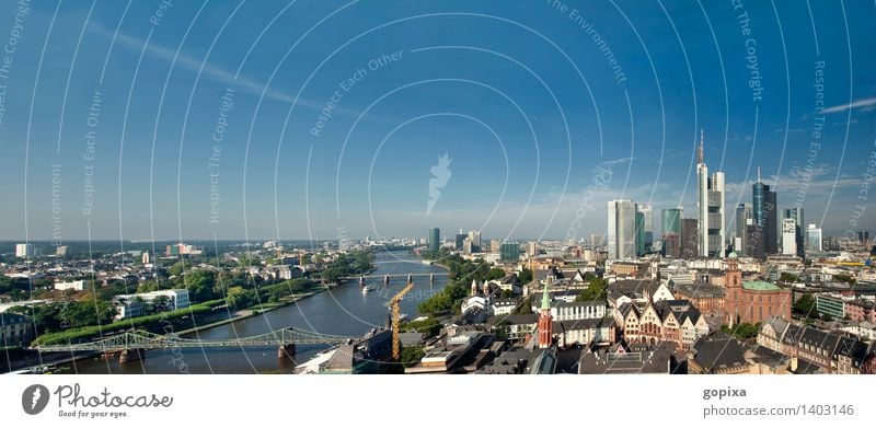 Panorama von Frankfurt am Main Haus Himmel Sommer Fluss Stadt Stadtzentrum Altstadt Skyline Hochhaus Bankgebäude Gebäude Architektur modern Römer Deutschland