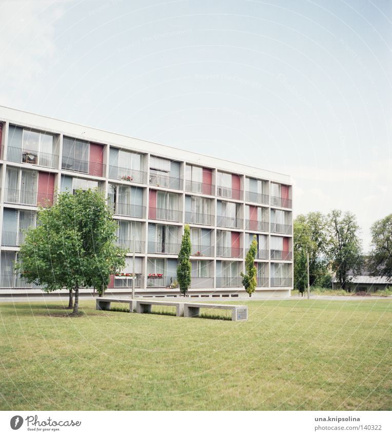 ..heim Leben Häusliches Leben Studium Stadt Architektur Balkon Fenster alt modern grün analog Quadrat Mittelformat Asphalt Freiraum Wohnheim Seniorenheim