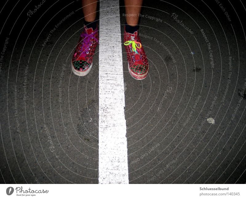 w G II maskulin Junger Mann Jugendliche Haut Beine Fuß Kunst Jugendkultur Sommer Verkehrswege Straße Strümpfe Stoff Schuhe Turnschuh Beton Linie Streifen Knoten