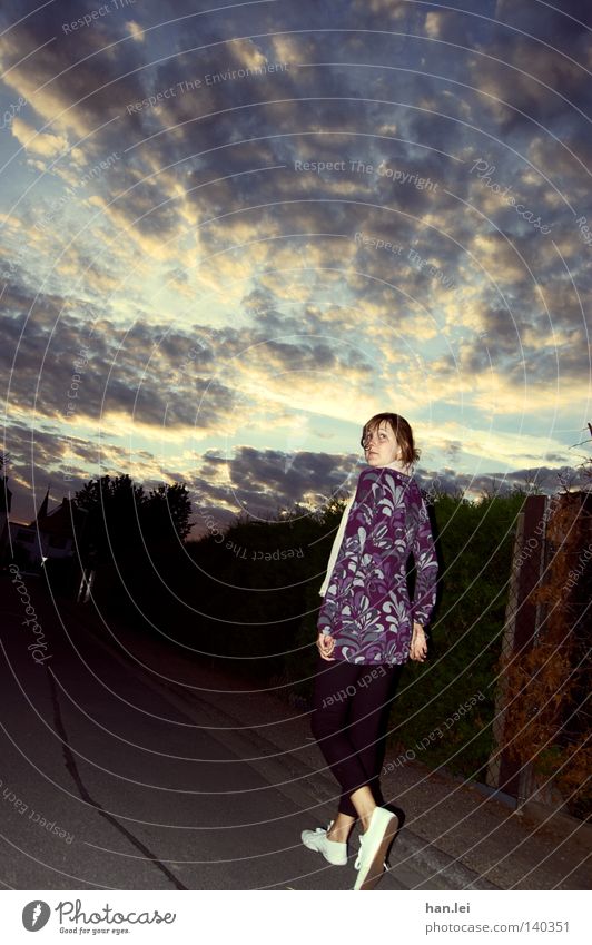 Ooh la Freude schön Mensch Frau Erwachsene Himmel Straße Mode gehen laufen ästhetisch hinten Bürgersteig Zurückblicken Porträt Blick Wolkenhimmel Dämmerung