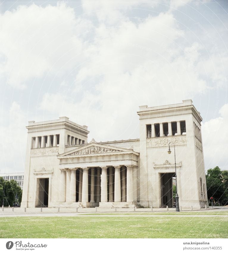 München mag Dich Sightseeing Kunst Himmel Hauptstadt Platz Tor Architektur Sehenswürdigkeit Vergangenheit Königsplatz Bayern bayerisch Fünfziger Jahre Länder