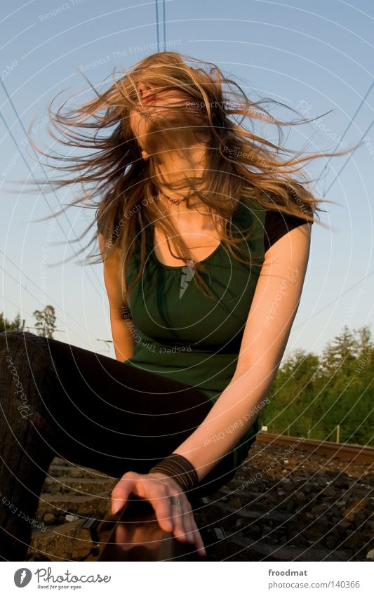 schwingelingeding Schweiz schön ästhetisch Schwung Haare & Frisuren Sturm Wind Bewegung Dynamik Himmel blau Gesicht Hals grün Eisenbahn Gleise schwungvoll Frau