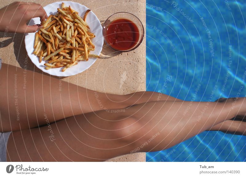 Pool-Pommes frites Schwimmbad Beine Shorts Mittagessen Rippeln Wellen Wasser Reflexion & Spiegelung Ernährung Fastfood Gastronomie Frau Haut Bräune Bräunen