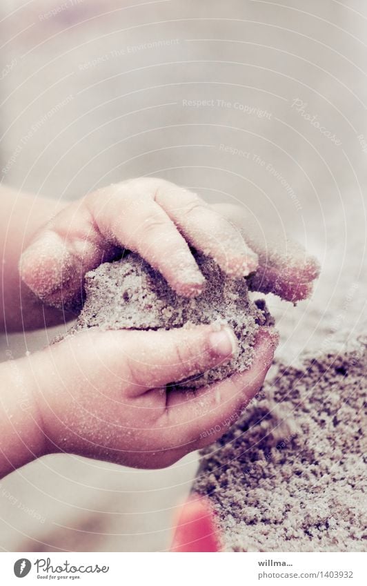 Backe backe Kuchen - Kinderhände beim Spielen im Sand Kindererziehung Kindergarten Kleinkind Hand Finger Kinderhand niedlich Sandkasten Sandkuchen Spielplatz