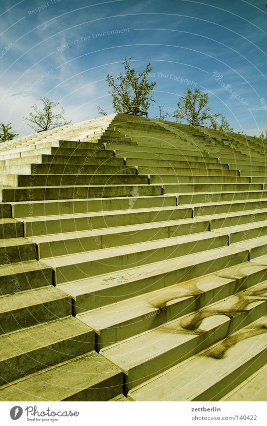 Velodrom Treppe Niveau Treppenabsatz Freitreppe Ecke steigen Steigung aufsteigen steil Karriere Perspektive Fluchtpunkt Beton Berlin Detailaufnahme velodrom