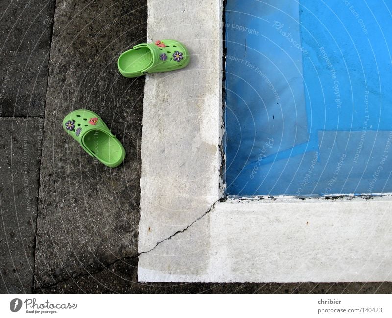 Hiergeblieben! Badelatschen Flipflops Schuhe laufen grün Beckenrand Ecke weiß Schwimmbad Freibad Sommer Sonnenbad Sommerabend Sommerfest Sommerfarbe Sommerpause