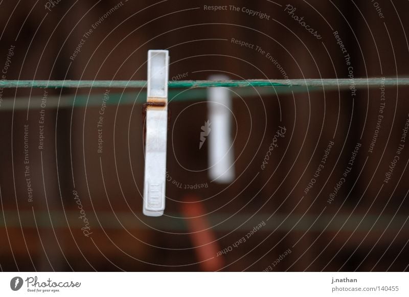 tr.ckenstelle Wäscheklammern Wäscheleine weiß rot grün Unschärfe Rost dunkel Handwerk obskur