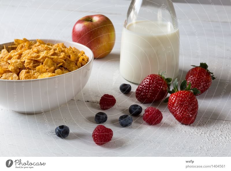 Cornflakes in einer Schale Frucht Apfel Frühstück Milch Schalen & Schüsseln Holz Frühstücksflocken Flocke Blaubeeren Zerealien Himbeer Müsli Erdbeeren Korn