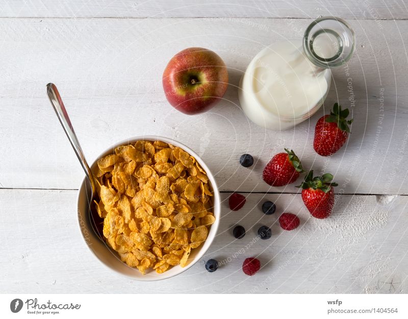 Cornflakes in einer Schale Frucht Apfel Frühstück Milch Schalen & Schüsseln Holz Frühstücksflocken Flocke Blaubeeren Zerealien Himbeer Müsli Erdbeeren Korn