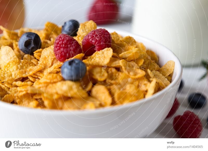 Cornflakes in einer Schale Frucht Apfel Frühstück Milch Schalen & Schüsseln Holz Frühstücksflocken Flocke Blaubeeren Zerealien Himbeer Müsli Erdbeeren Korn