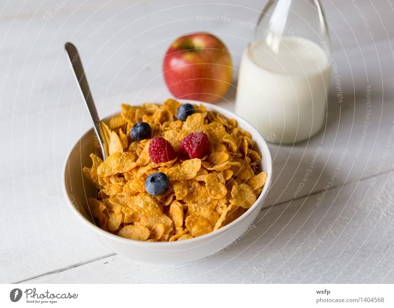 Cornflakes in einer Schale Frucht Apfel Frühstück Milch Schalen & Schüsseln Holz alt Frühstücksflocken Flocke Blaubeeren Zerealien Himbeer Müsli Erdbeeren Korn