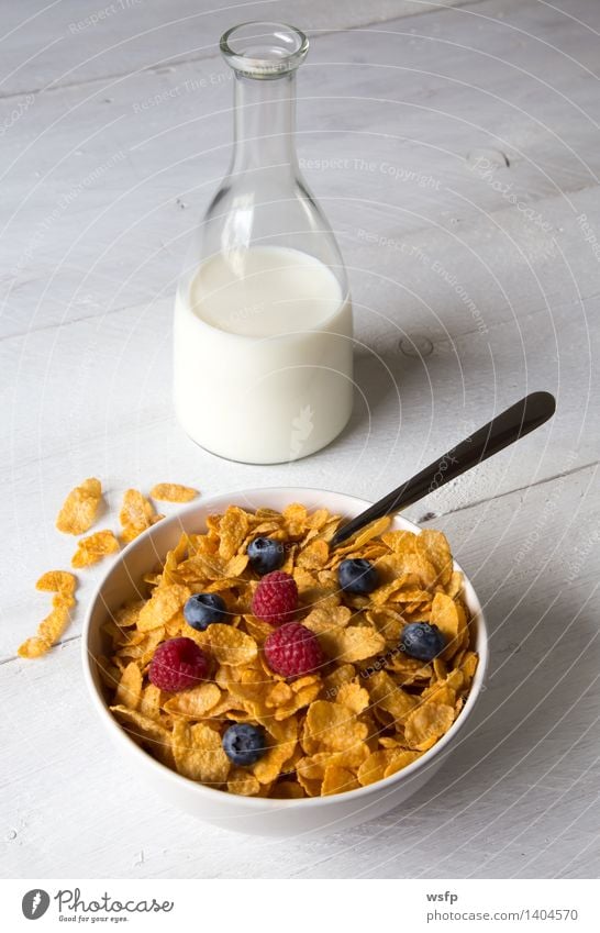 Cornflakes in einer Schale Frucht Apfel Frühstück Milch Schalen & Schüsseln Holz Frühstücksflocken Flocke Blaubeeren Zerealien Himbeer Müsli Erdbeeren Korn