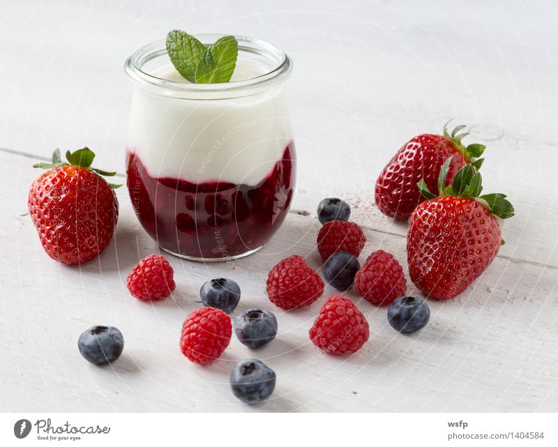 Rote Grütze mit Minze Joghurt Frucht Dessert Holz weiß rote Grütze Himbeeren Blaubeeren weisser Holzhintergrund Erdbeeren Glas Gesund Süsspeise Essen Holztisch