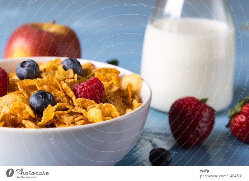 Cornflakes in einer Schale Frucht Apfel Frühstück Milch Schalen & Schüsseln Holz blau Frühstücksflocken Flocke Blaubeeren Zerealien Himbeer Müsli Erdbeeren Korn