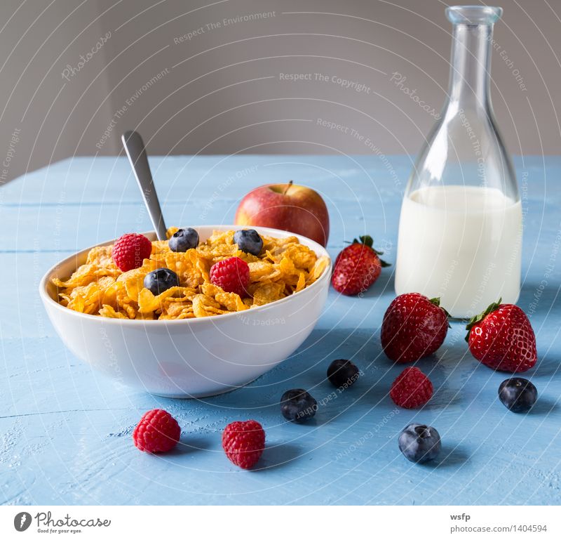 Cornflakes in einer Schale Frucht Apfel Frühstück Milch Schalen & Schüsseln Holz blau Frühstücksflocken Flocke Blaubeeren Zerealien Himbeer Müsli Erdbeeren Korn