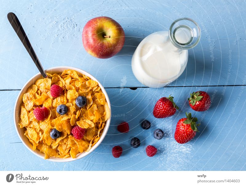 Cornflakes in einer Schale Frucht Apfel Frühstück Milch Schalen & Schüsseln Holz blau Frühstücksflocken Flocke Blaubeeren Zerealien Himbeer Müsli Erdbeeren Korn