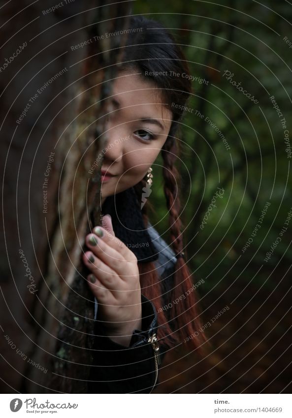 . feminin 1 Mensch Baum Wald Jacke Schmuck schwarzhaarig rothaarig langhaarig Zopf beobachten Lächeln Blick warten Freundlichkeit schön Lebensfreude entdecken