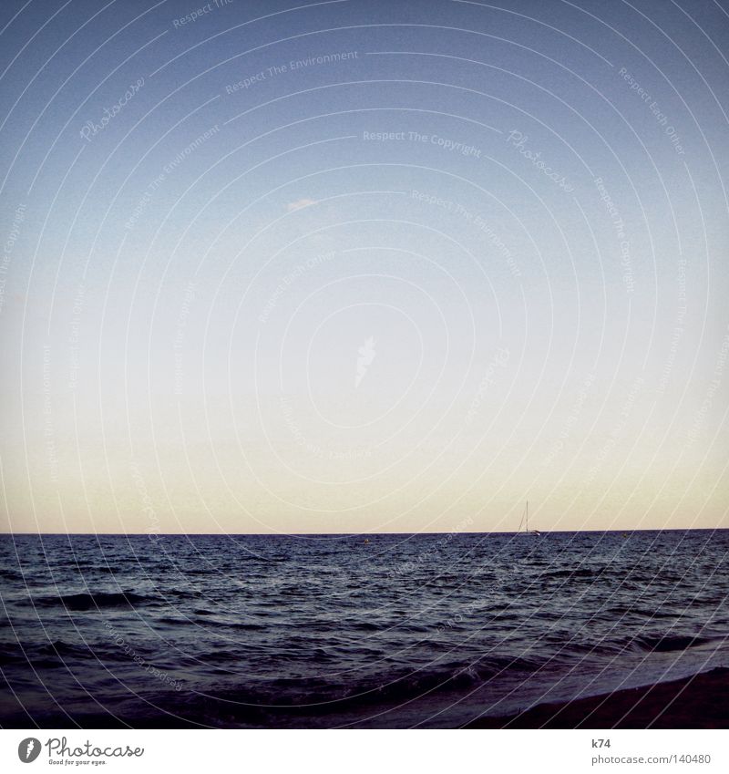 Seestück II Farbfoto Außenaufnahme Menschenleer Dämmerung Strand Meer Wellen Segeln Wasser Himmel Horizont Wind Sturm Küste Nordsee Ostsee Wasserfahrzeug