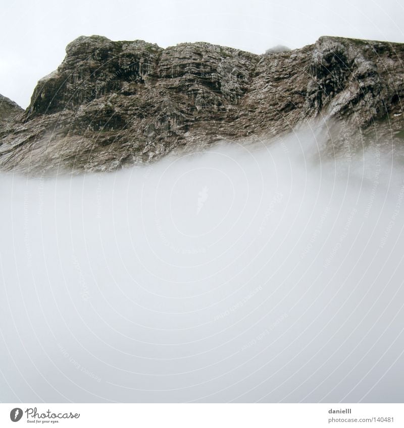 Gleich zu Alpen Berge u. Gebirge Felsen Wolken Regen schlechtes Wetter Ferien & Urlaub & Reisen Optimismus Schweben fliegen leicht Leichtigkeit schwer Stein