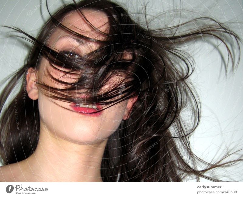 ~ Frau Gesicht Kopf Haare & Frisuren Lippen Mund Zähne Ohr Model Sturm Wind Windmaschine Körperhaltung Blick Wand weiß Lippenstift Schminke geschminkt Hals