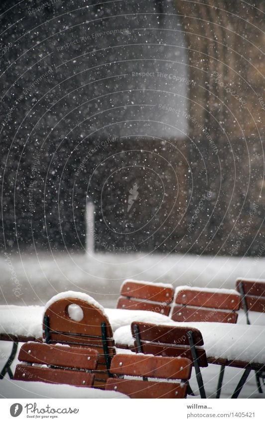 Herr Ober, wo ist mein Bierdeckel!? Gastronomie Winter Schnee Schneefall kalt Biergarten Straßencafé Stuhl Tisch Schneeflocke Schneedecke Flockenwirbel