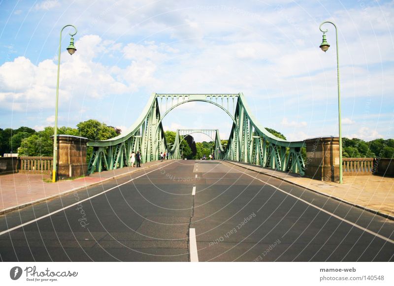 Glienicker Brücke Berlin Potsdam Grenze DDR-Flagge Havel Laterne grün Himmel Baum Straße Fernsehturm mamoe potsdamwebdesign ericen media möller Marc marcus